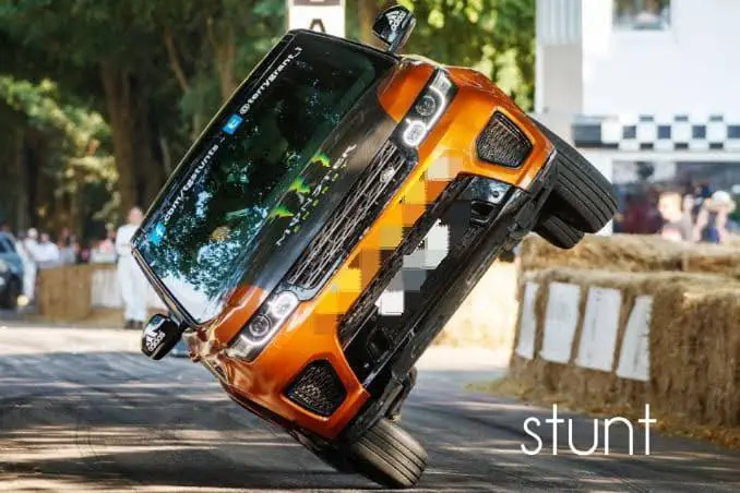 high speed chases and hunts of Range Rover Sport SVR